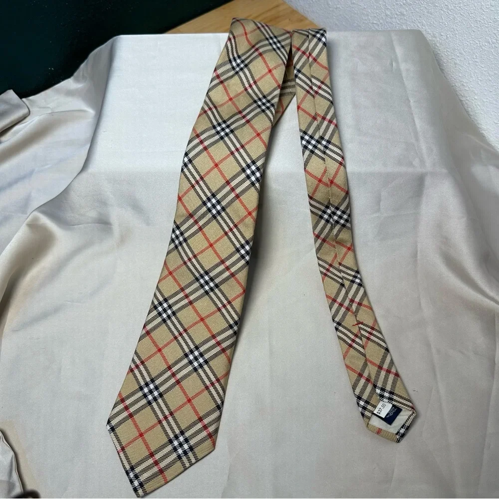 💼 Vintage Burberrys of London 100% Silk Tie — New with Tag - Picture 3 of 10